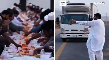 مقيم باكستاني في العرضيات يستوقف العابرين لدعوتهم للإفطار